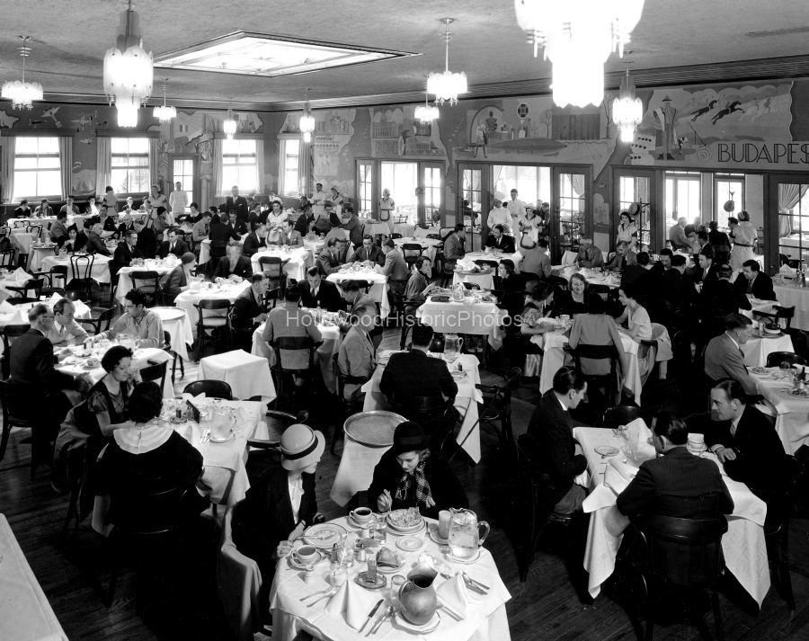 Fox Movietone 1932 Cafe de Paris commissary.jpg